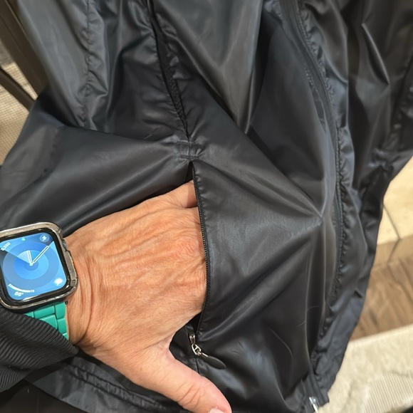 Women’s Under Armour Vest Sz L with ventilation zippered pockets - Picture 6 of 8